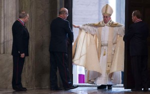 Pope_Francis_Opening_Door